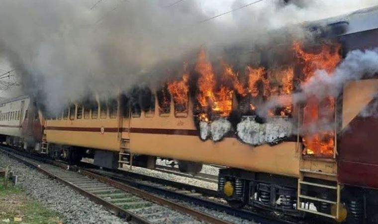 Hindistan’da protestocular treni ateşe verdi